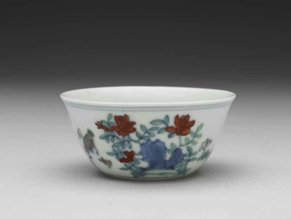 乾隆时期的白玉鸡缸杯以高价成交您更喜欢哪一只鸡缸杯呢