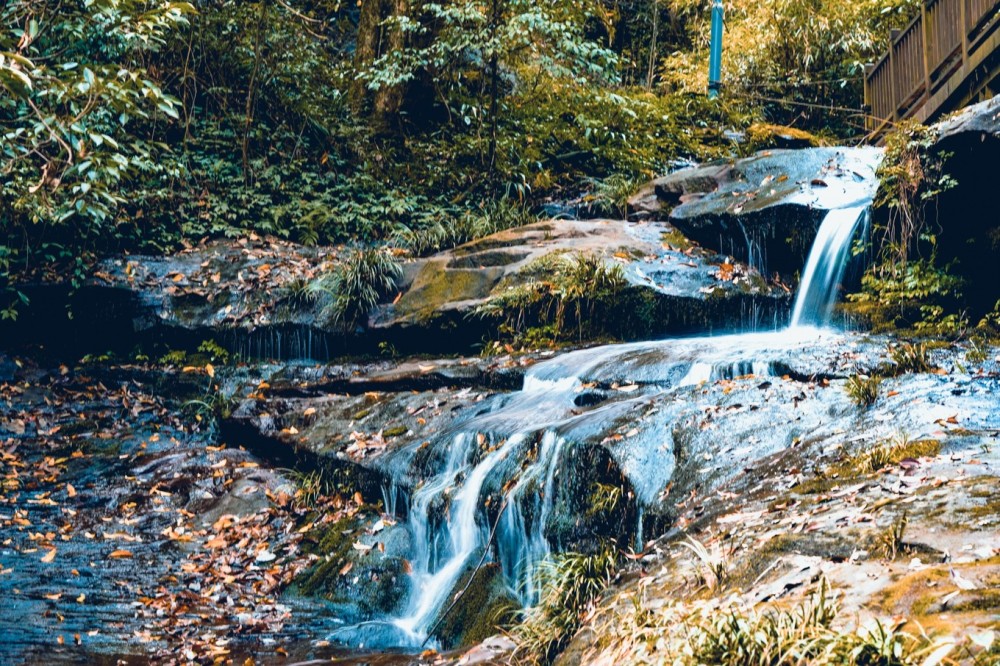 天台 山的瀑布也是最美的一個景,只是冬 天水 流量不大,但是夏季真的