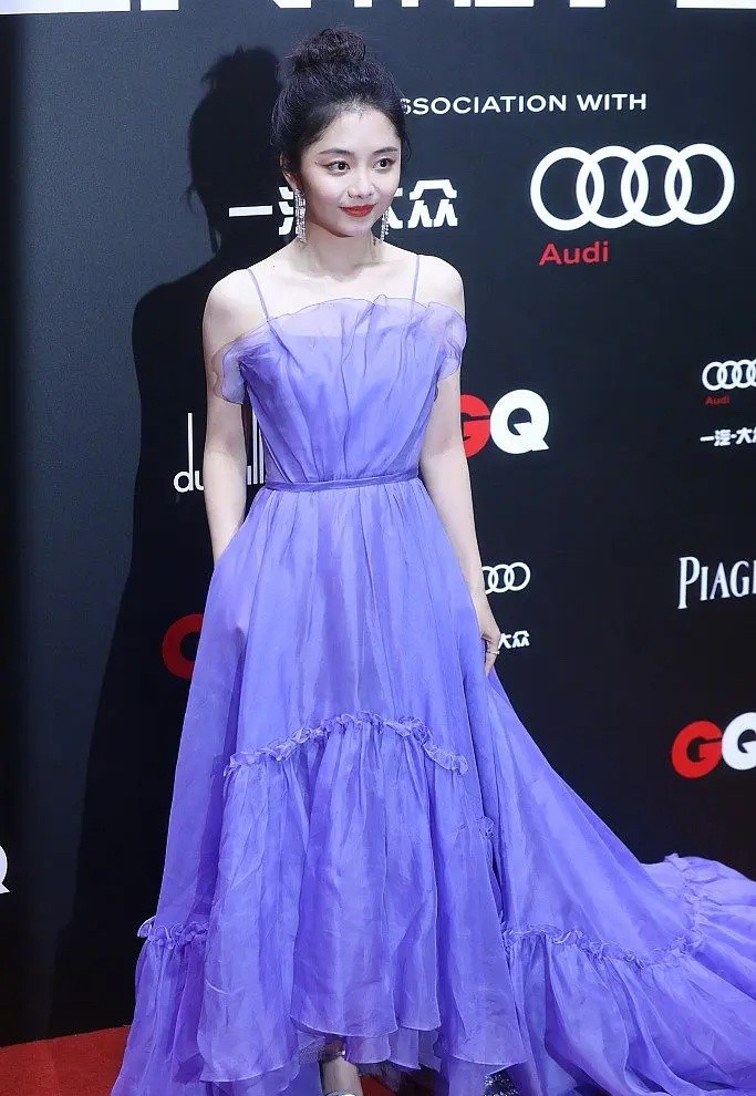gq盛典红毯谭松韵带口袋的薰衣草抹胸礼服真的超可爱