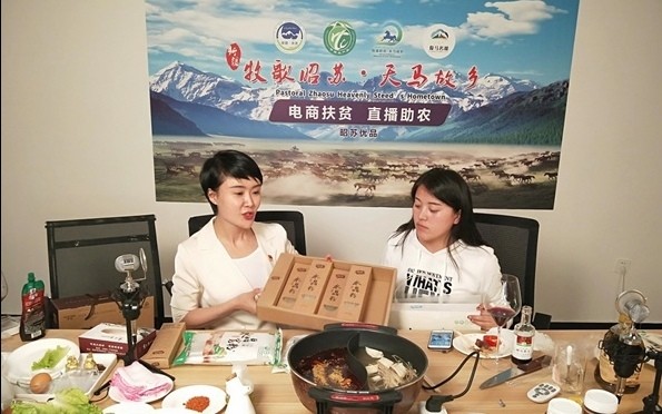贺娇龙此前一直为昭苏县直播带货,还注册了抖音账号"贺县长说昭苏.