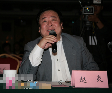 赵炎,毫无疑问他是一名相声演员,是一个相当有名气的相声演员.