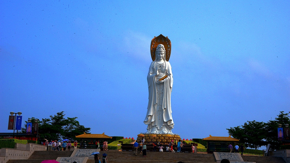 說它在南山寺,但其實因為這個菩薩像太大了,只能建在南山寺外的海面上