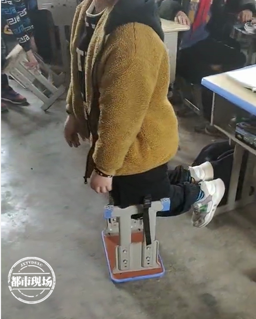 罚跪凳子底,带刺长棍打