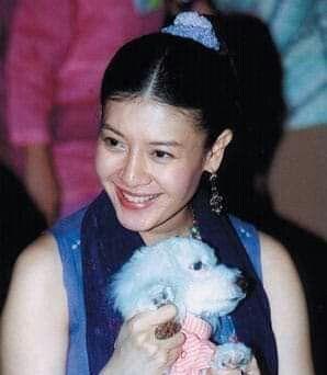 68岁泰王嫔妃团合影爱犬身后前屈下腰统一精灵短发似少年