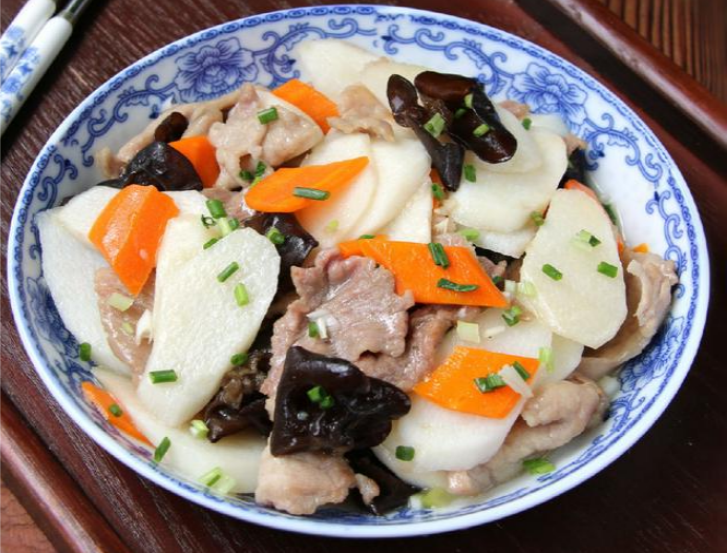 山药和它一起吃,营养价值很高,你们学会这道山药胡萝卜木耳炒肉片的