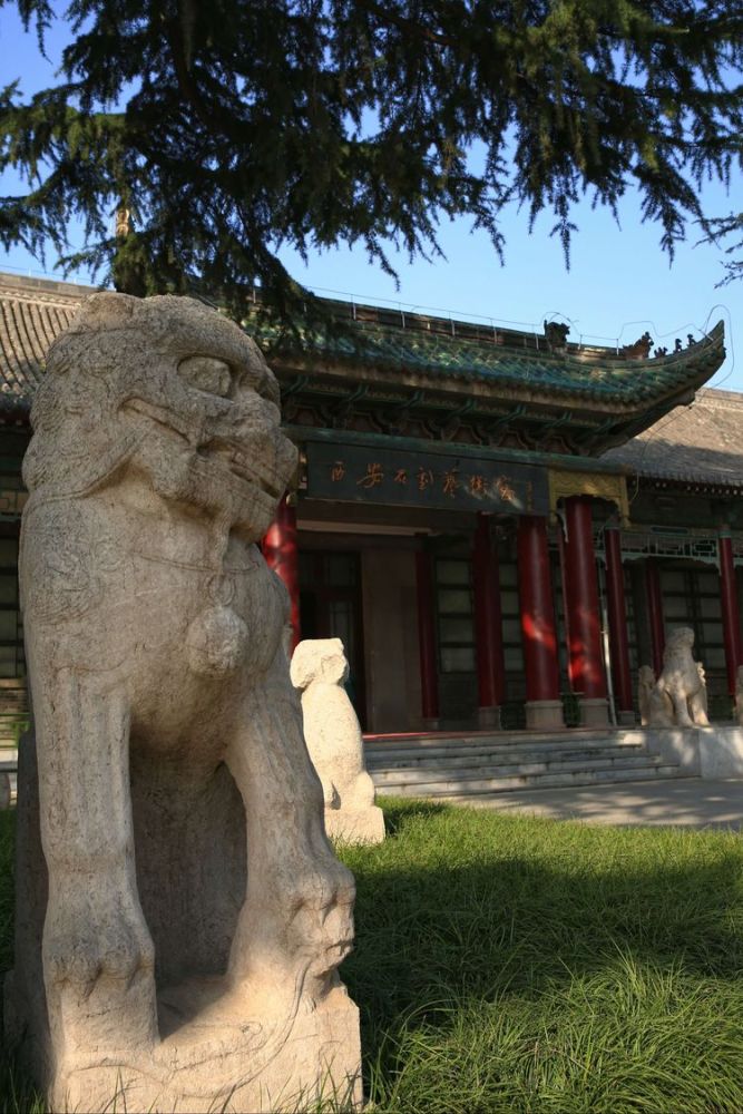 作为曾经的文庙,西安碑林遵循着孔庙固有的建筑格局,有保存着比较完整