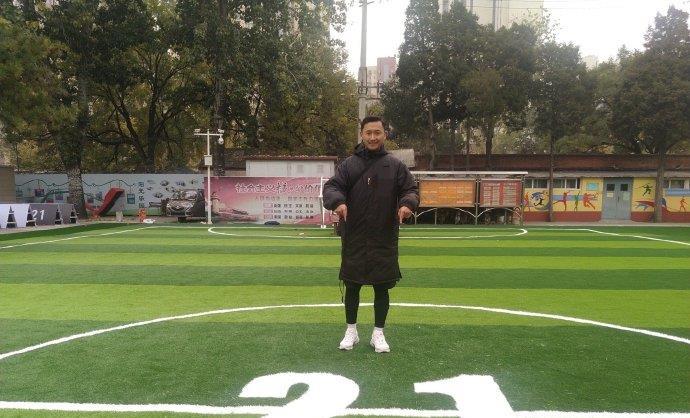 高雷雷捐赠第17座球场今日开放位于打工子弟学校内