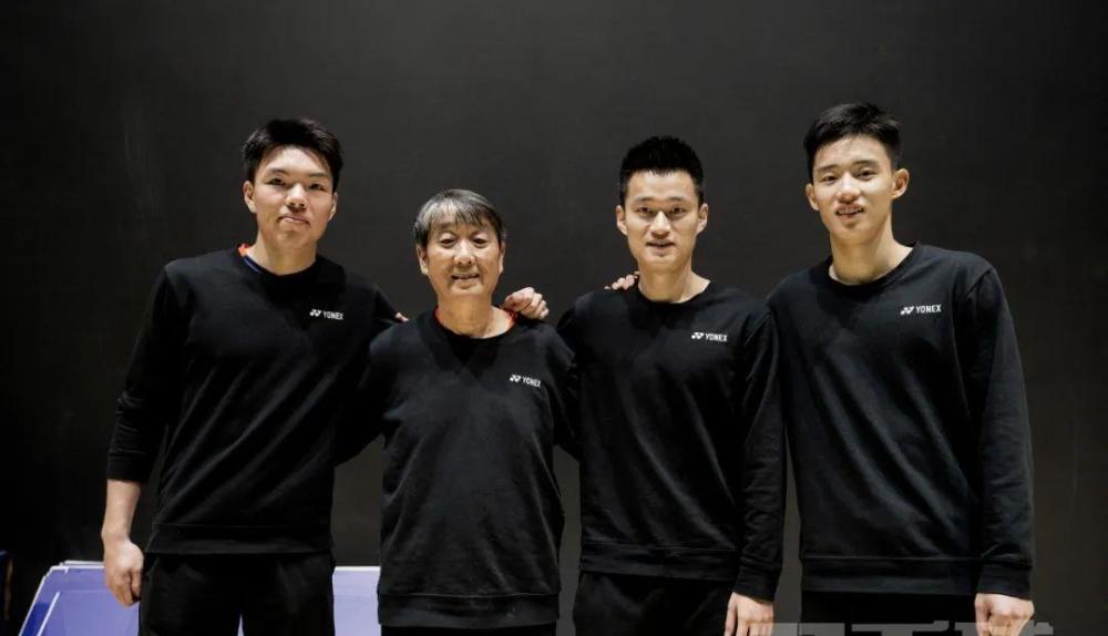 《羽毛球》封面秀:严师高徒共同成长_腾讯新闻