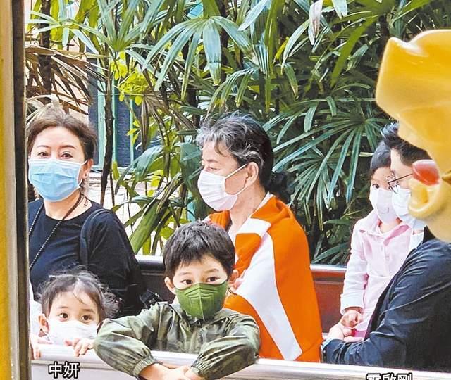 郭晶晶一家五口遊海洋公園,霍啟剛照顧三個子女盡心盡力,父愛滿滿