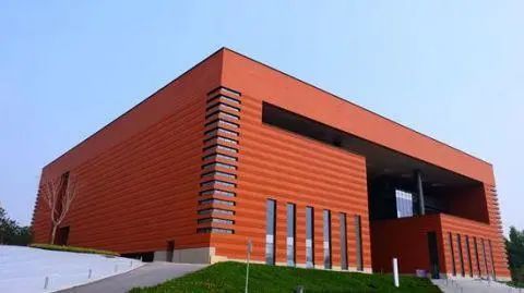 济宁市博物馆新馆位于太白湖新区文化中心,坐落于风景秀丽的太白湖畔