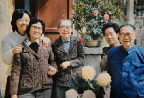 李开弟在妻子病逝后,征求了儿女的意见,终于娶了张茂渊.