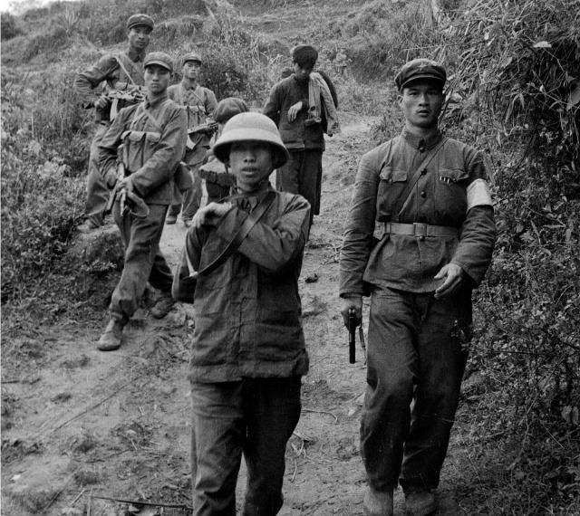 对越反击战外国记者访问战俘营越军俘虏的回答让人意外