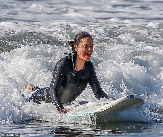 速激女星冲浪近照42岁腹肌明显其貌不扬却是男神女神收割机