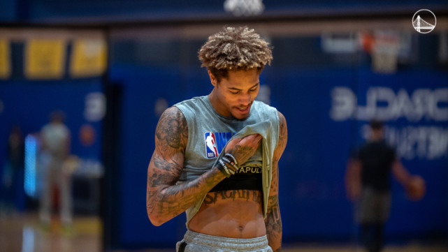 挥汗如雨!勇士官推晒出乌布雷最新训练照,球迷纷纷调侃维金斯