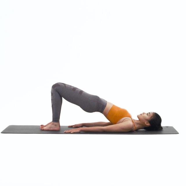 臀桥练习所谓的臀桥练习,就是锻炼者身体平躺在瑜伽垫上,然后用双手放