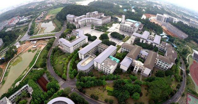 华南师范大学南海校区的前身是华南师范大学南海校区(学院),于2000年