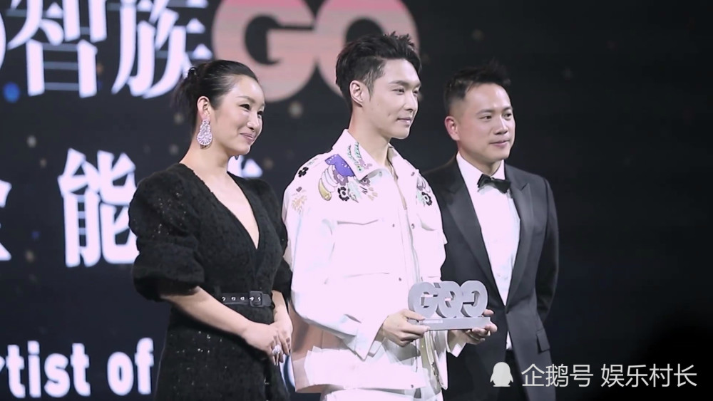 张艺兴gq现场喝酒干大半杯后微醉尽情唱跳杨幂在台下也跟着嗨起来