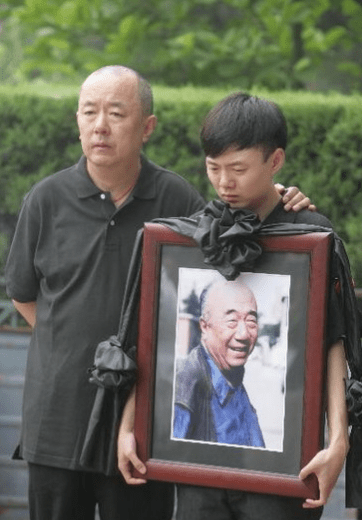 老戏骨李丁爱子宣布死讯,因心梗抢救无效逝世,全家沉浸悲痛之中_腾讯