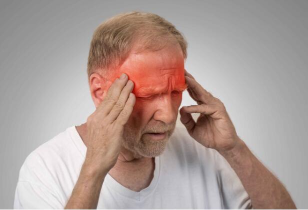 反复流鼻血,还伴随3个症状,或是脑中风的先兆,老人需提高警惕