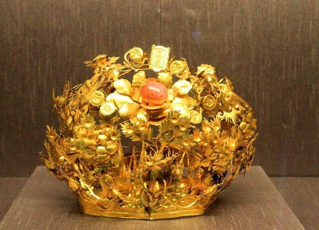 因为凤冠是很重要的配饰,一般用的材质都是纯金的,如果再是慈禧赏赐的