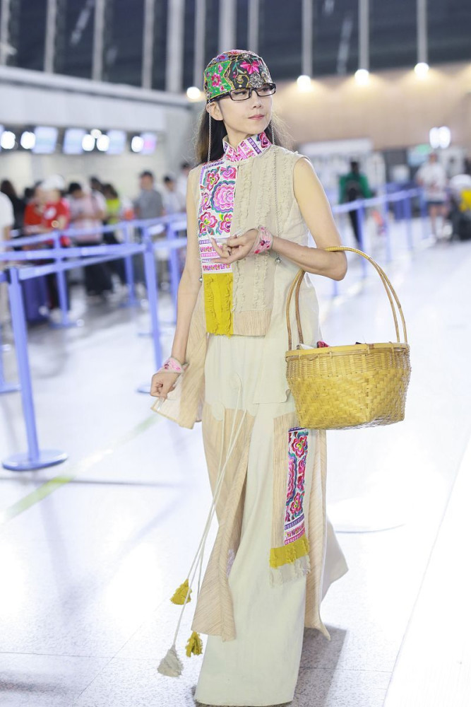 62岁杨丽萍真厉害穿民族风连衣裙显年轻搭同色帽子好飒爽