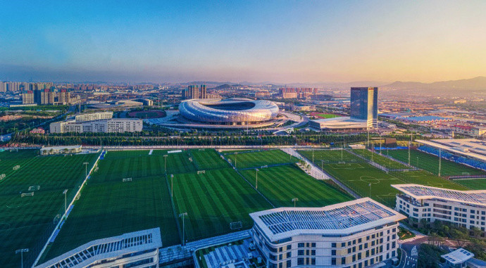 2021年,万达体育新城住户坐家里享受现场vip包厢的幸福生