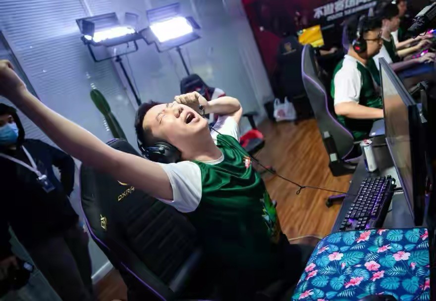 而ququ也凭借自己高超的个人操作以及幽默的直播风格吸引了一众粉丝的