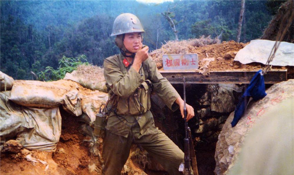 中越两山轮战难忘瞬间:最后给受伤战士喂饭的护士,你真美!