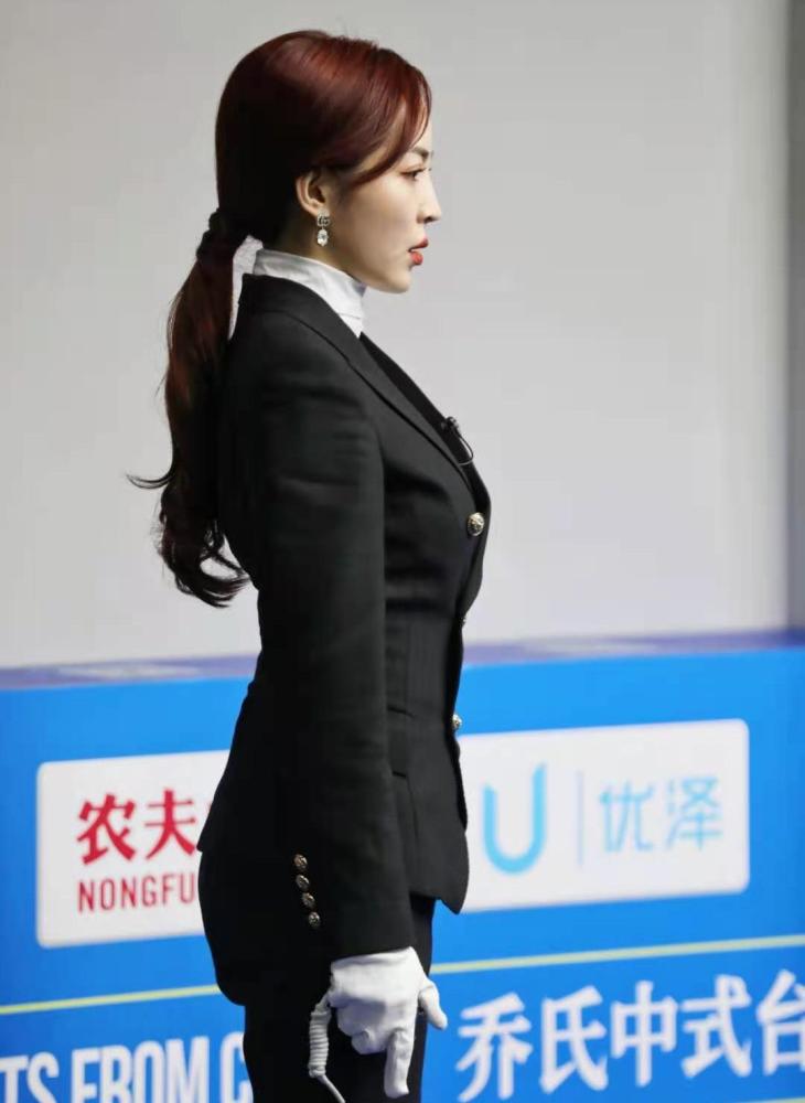 中国最美台球裁判晒制服照身材窈窕前凸后翘评论全是污言秽语