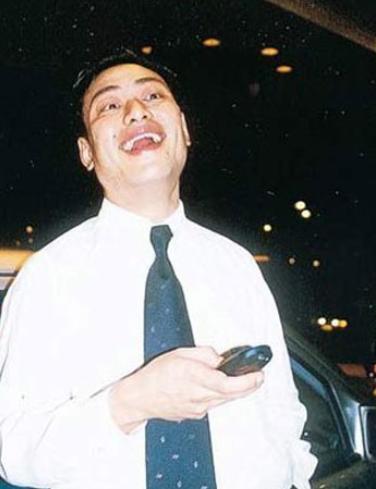 他是周星驰兄弟和多名女星传绯闻27岁身价20亿47岁猝死东莞