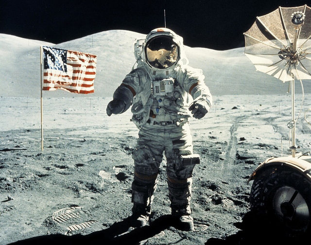 其实如果我们仔细去翻阅史料就会发现,当初的阿波罗11载人登月计划在