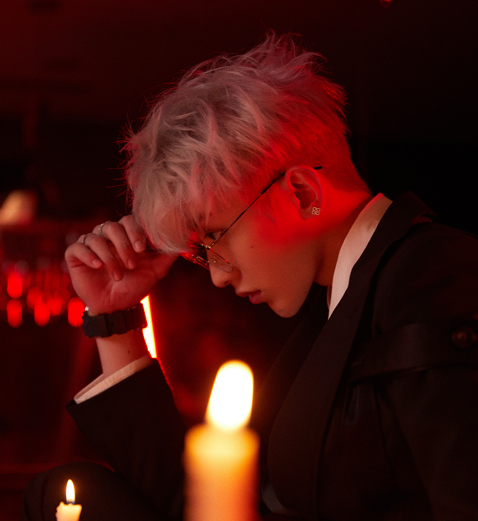 蔡徐坤豪门大片曝光白发加金丝框眼镜撕漫男气质十足