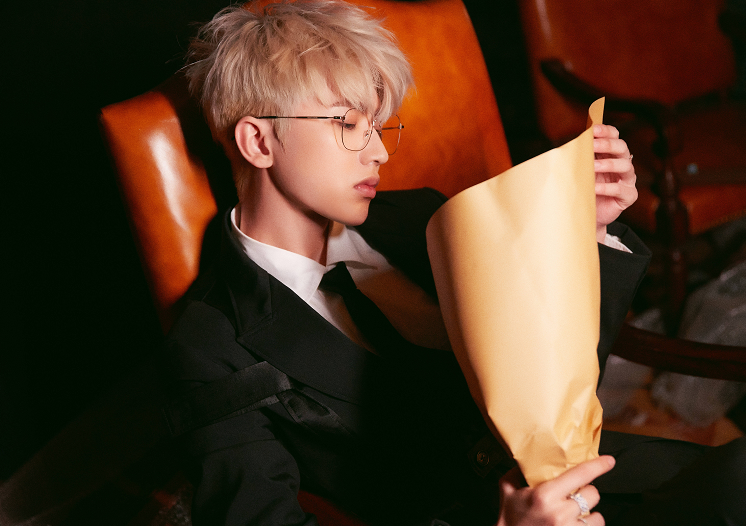 蔡徐坤豪门大片曝光白发加金丝框眼镜撕漫男气质十足