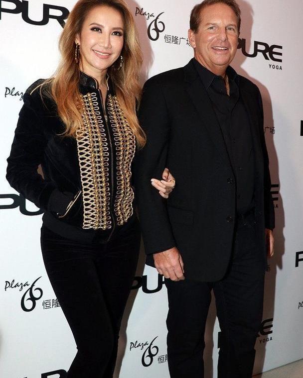 李玟携手老公出席活动,紧身裤穿出惊人腰臀比,60岁老公不见老_腾讯新