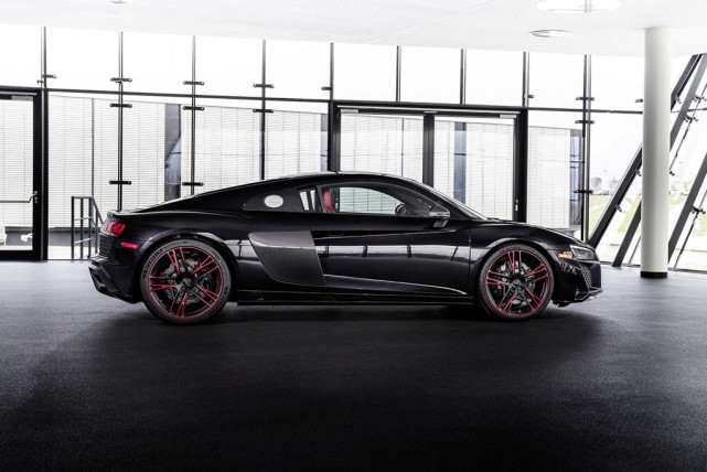 奥迪r8 rwd panther edition的车身采用了名叫panther black的黑色