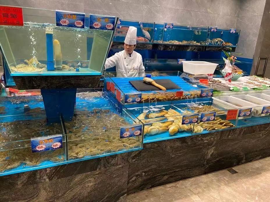 温州瑞安的一家豪华装修的海鲜火锅店一直生意火爆