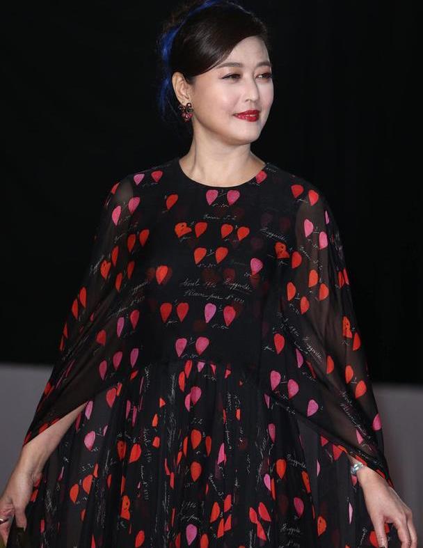 周海媚身穿印花吊带裙甜美浪漫,而一袭黑色披肩吊带裙魅力四射!