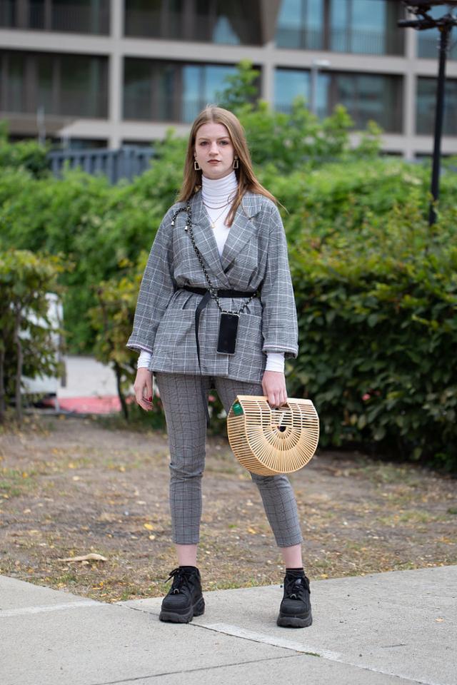 穿着比较成熟保守的冬季服装,外面搭配一条酷炫的项链, 气场帅气又