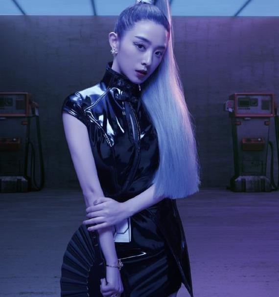 张含韵形象大改,穿黑色皮裙大秀科技感,白色长发宛若女王