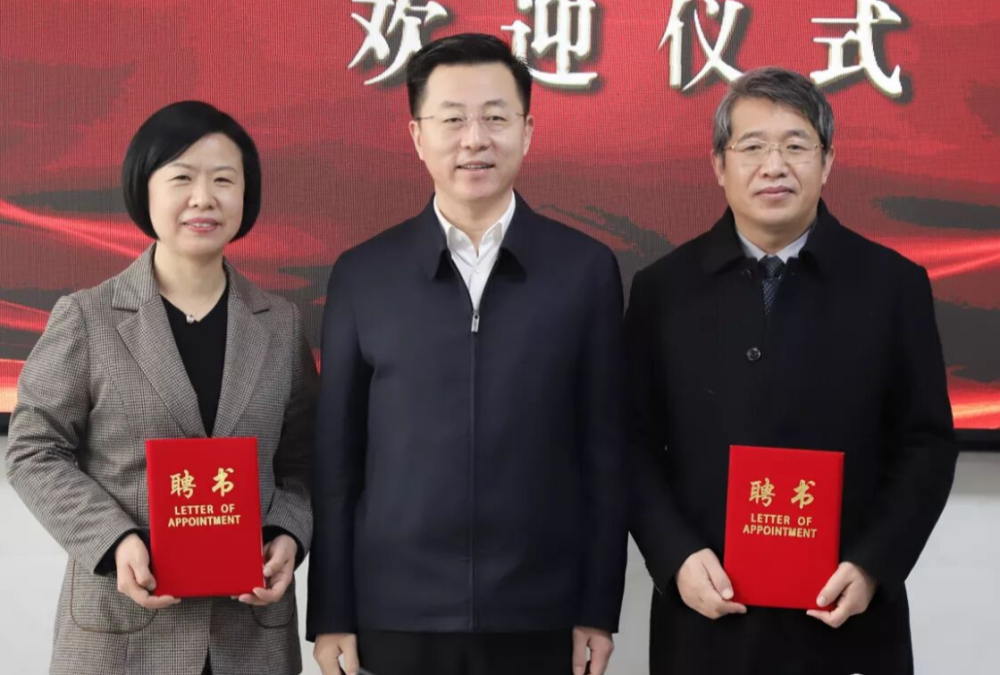 王峰向张林和殷静静颁发聘书.