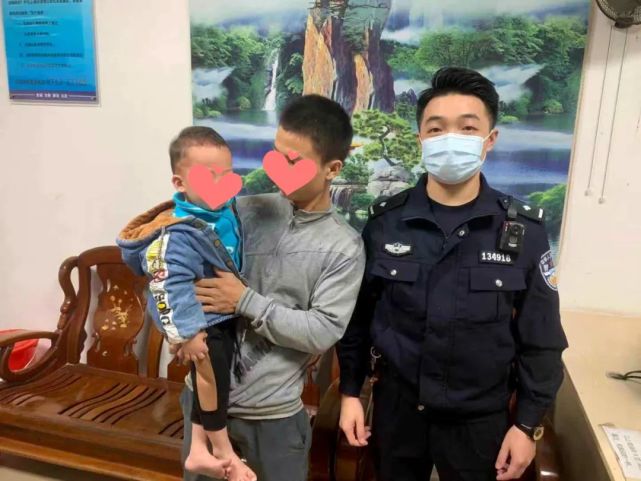 圖丨小男孩重回家人懷抱每次有兒童走失事件發生警察蜀黍都替家長們捏