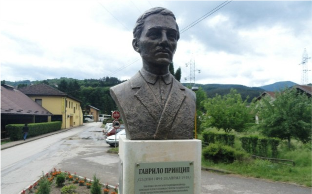 19岁他枪杀皇储,7枪改变了世界,60年后被奉为民族英雄!