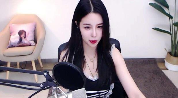 斗鱼350w粉女主播苏恩被封!半夜忘关摄像头,水友疯狂录屏_腾讯新闻