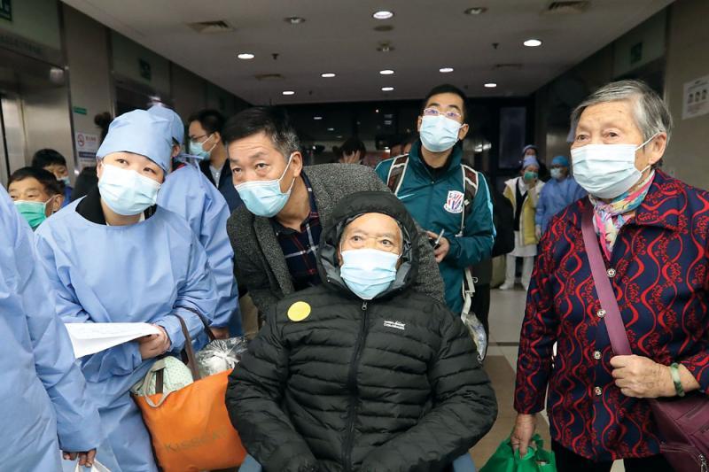 上海市浦东医院今日零时结束闭环管理首批200多位患者及家属有序出院