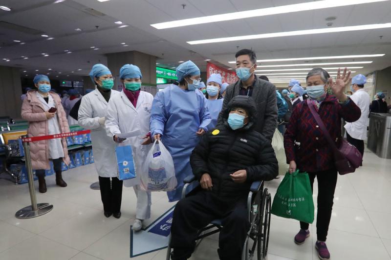 上海市浦东医院今日零时结束闭环管理首批200多位患者及家属有序出院