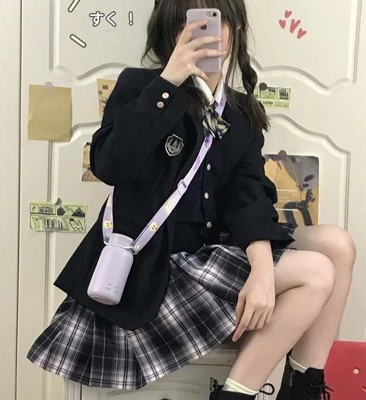 超简单的jk制服穿搭,深色系也可以可爱爆棚,穿马丁靴更加帅气_腾讯新