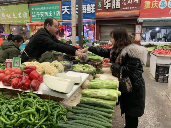 没想到现在巨头们,连菜市场卖菜大妈的职位都"抢?_腾讯新闻