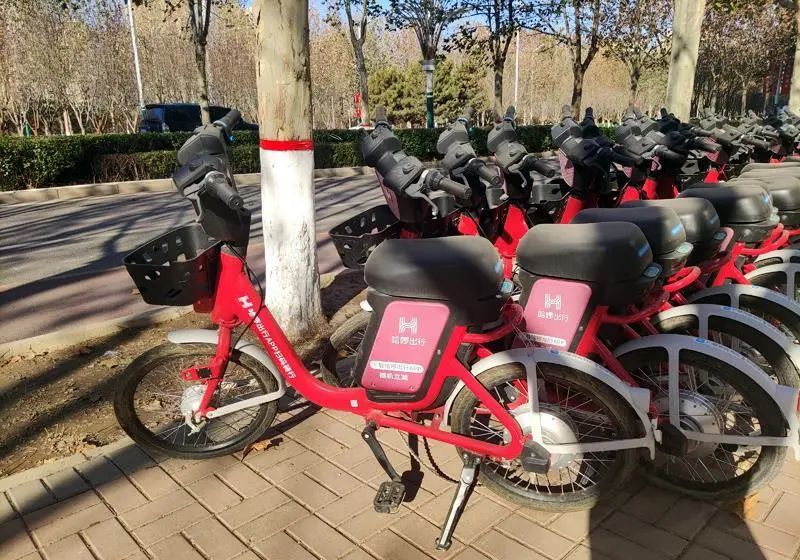 固安共享电动车来袭!一大堆小红车霸占街头_腾讯新闻