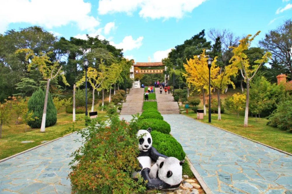 劉公島珍稀動物園,位於劉公島國家森林公園西部避風朝陽,草木繁茂區域