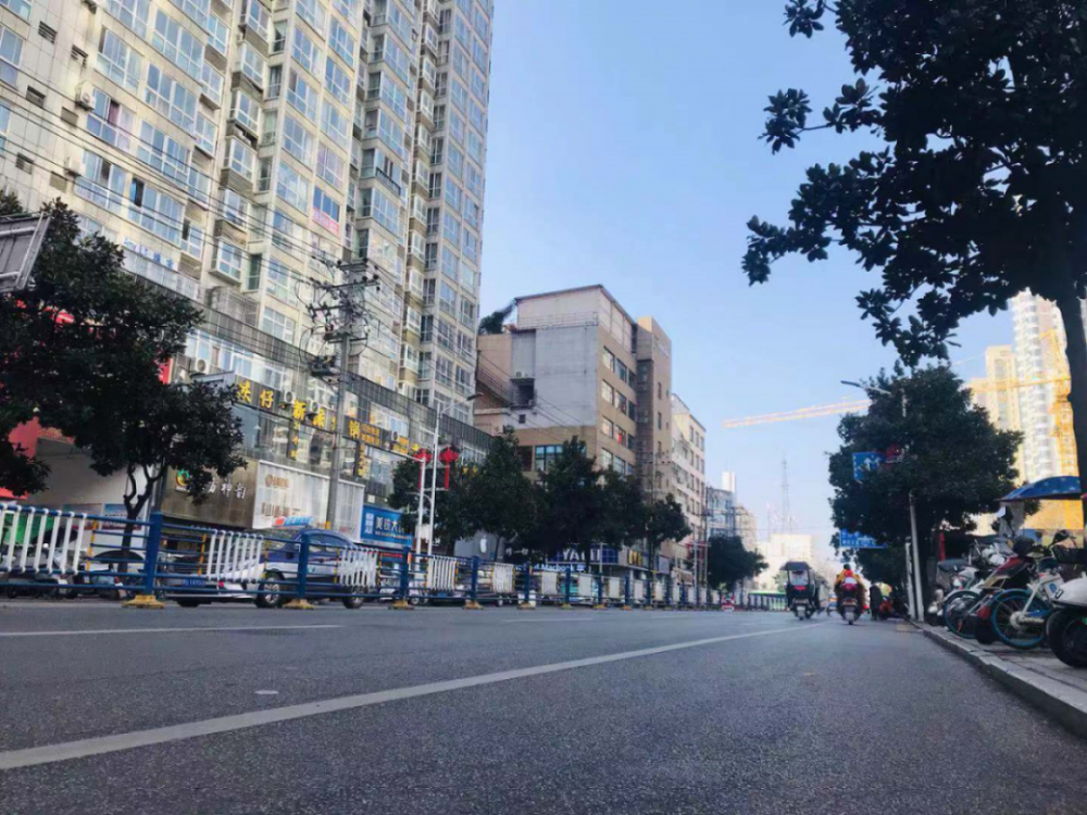 信阳限行首日,车少天蓝!一线报道_腾讯新闻